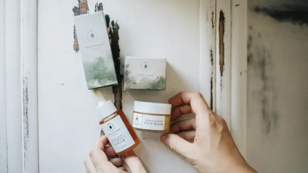 Potret serangkaian skincare (serum, moisturizer) dengan kemasannya
