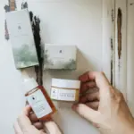 Potret serangkaian skincare (serum, moisturizer) dengan kemasannya