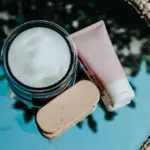 Potret produk perawatan kulit disimpan di atas cermin