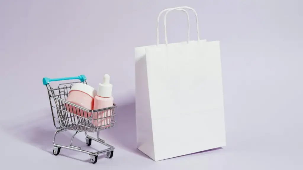 Potret serangkaian skincare disimpan didalam troli belanja dengan paper bag