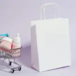Potret serangkaian skincare disimpan didalam troli belanja dengan paper bag