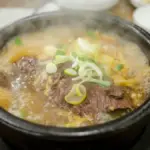 Potret semangkuk hidangan berkuah berisi daging