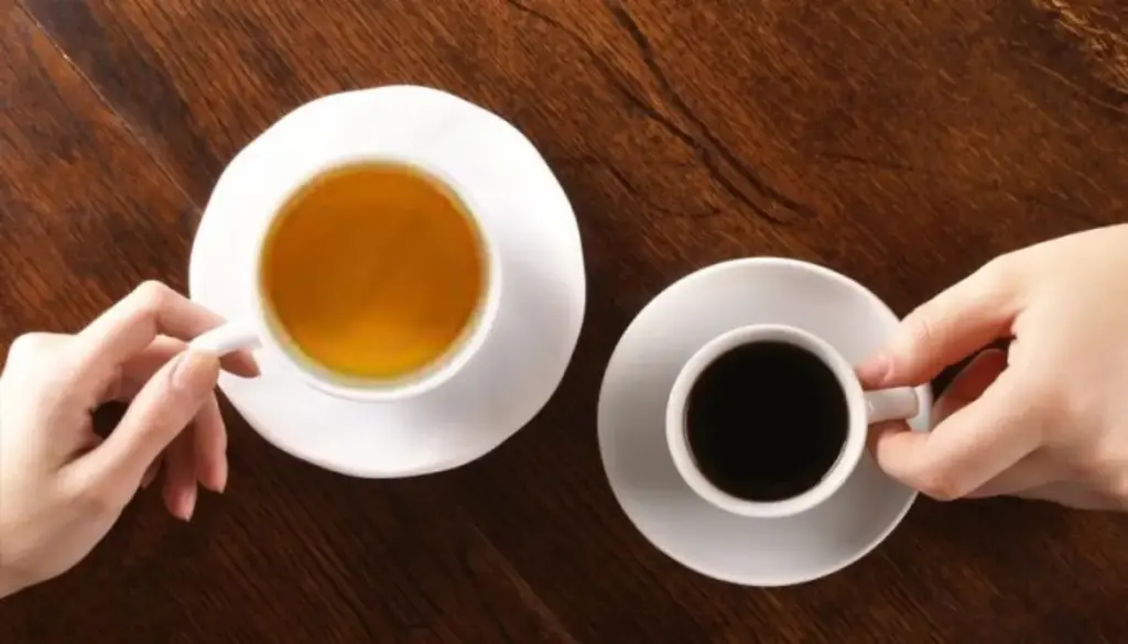 gambar berisi secangkir kopi dna teh yang bermanfaat untuk menurunkan risiko kanker