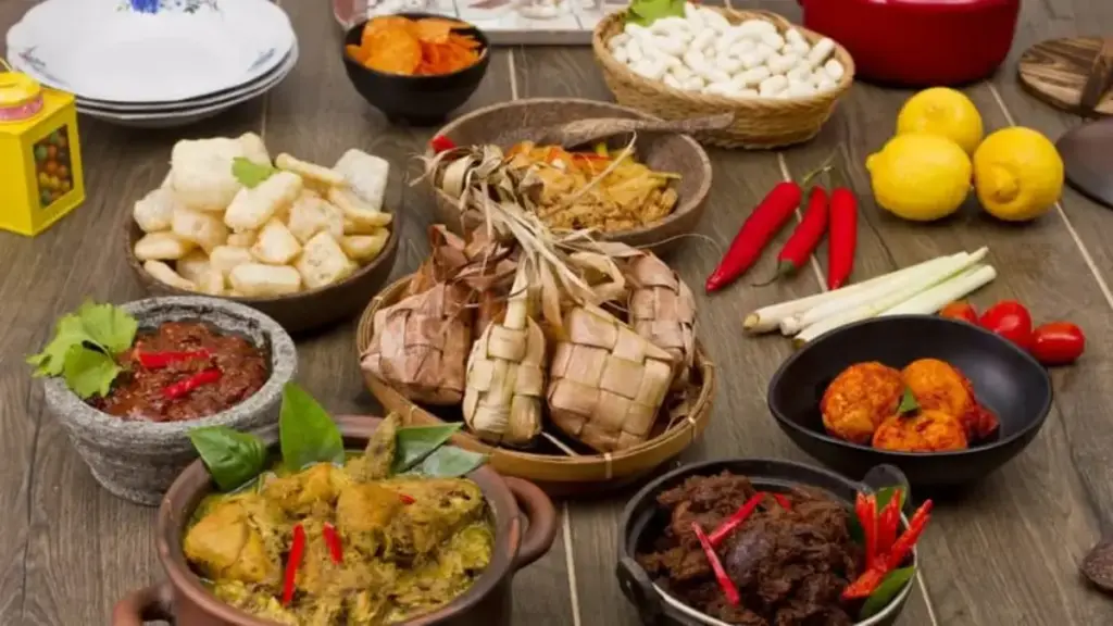 ambar berisi beberapa menu makanan yang diap disantap saat hari raya.