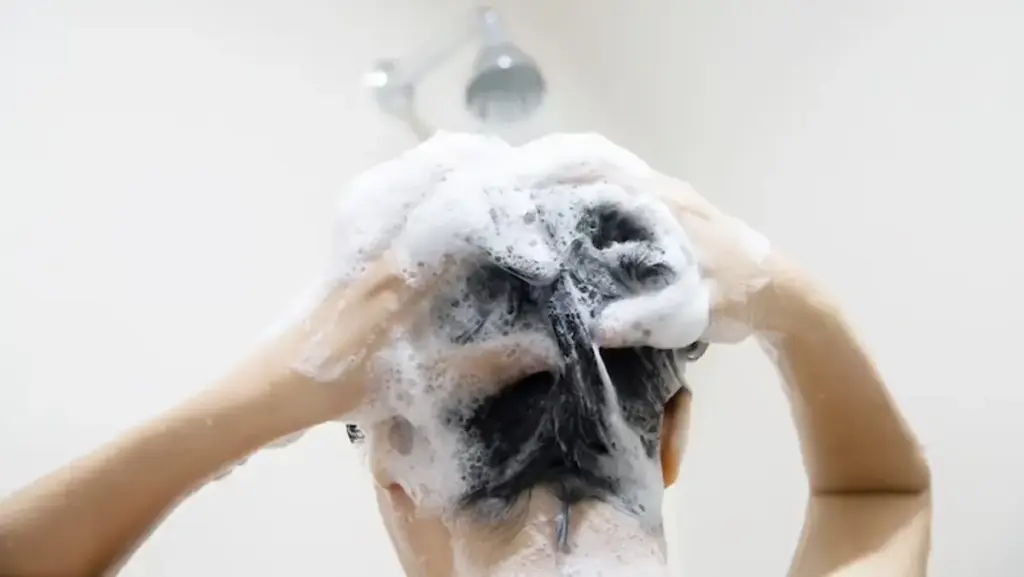 gambar seorang yang sedang melaksanakan mandi wajib