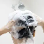 gambar seorang yang sedang melaksanakan mandi wajib