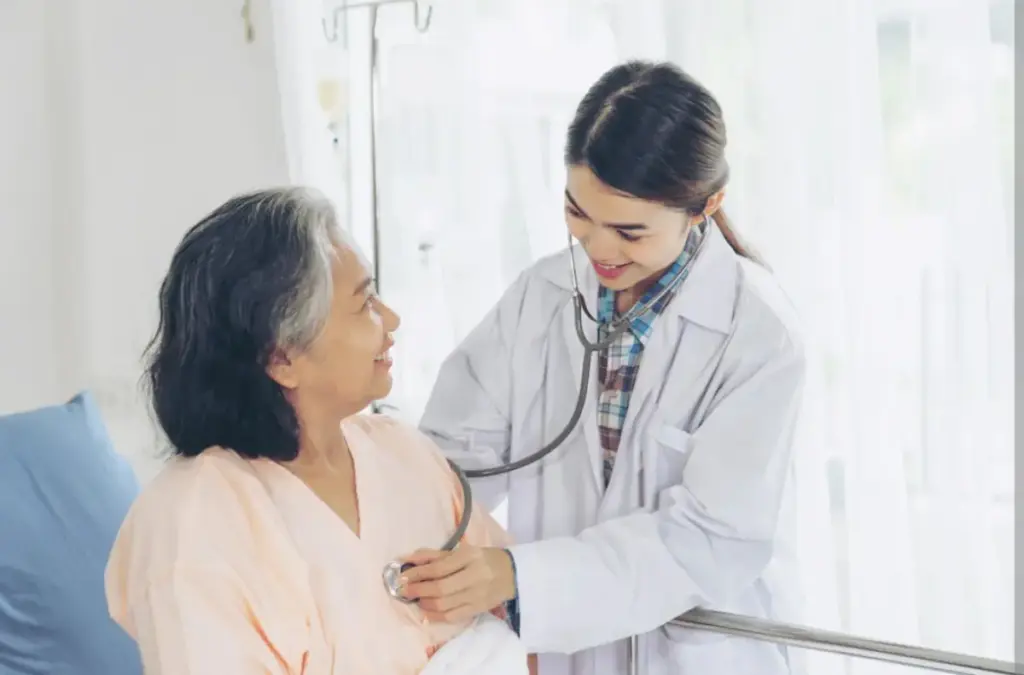 gambar berisi seorang dokter yang check kesehatan pasien
