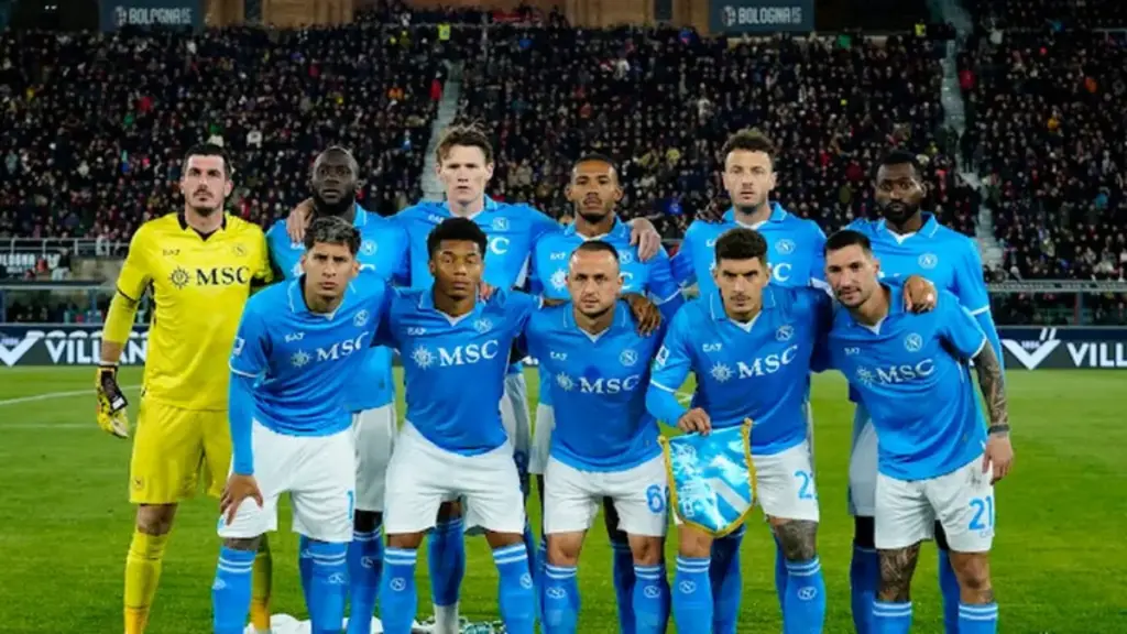 gambar berisi skuad napoli yang sedang di foto sebelum pertandingan