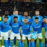 gambar berisi skuad napoli yang sedang di foto sebelum pertandingan