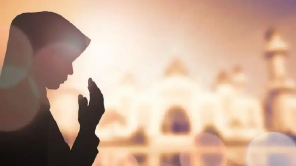 gambar seorang wanita yang sedang berdoa kepada allah