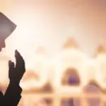 gambar seorang wanita yang sedang berdoa kepada allah