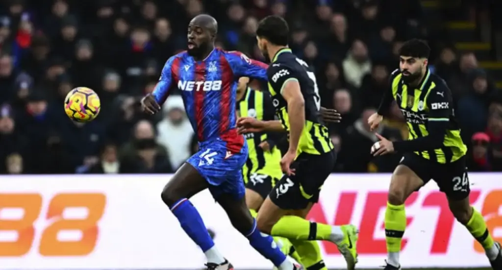 gambar berisi salah satu pe,aim crystal palace yakni mateta yang sedang mengejar bola