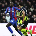 gambar berisi salah satu pe,aim crystal palace yakni mateta yang sedang mengejar bola