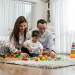 gambar berisi anak yang sedang bermain dengan anaknya