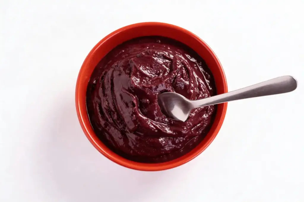 Potret semangkuk gochujang dengan sendok di atasnya
