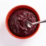 Potret semangkuk gochujang dengan sendok di atasnya