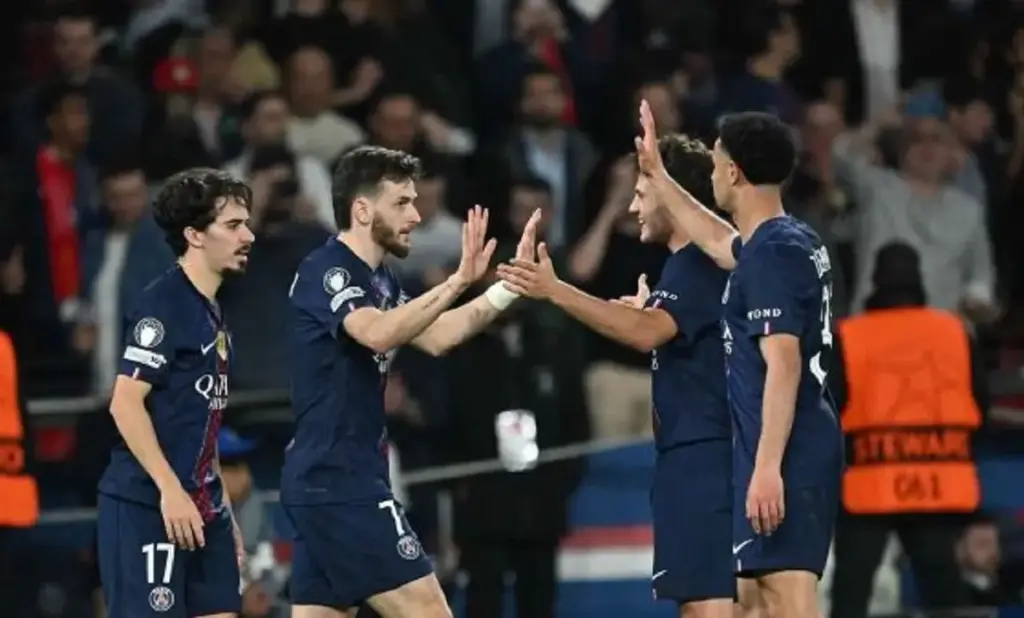 gambar berisis skuad psg yang sedang merayakan gol