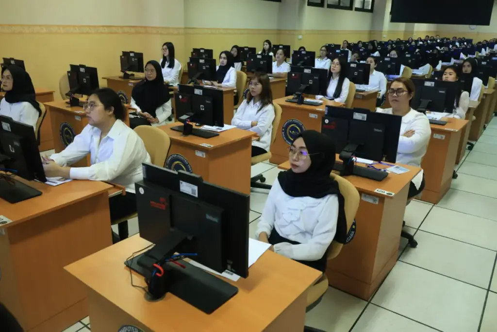 gambar berisi ribuan orang yang sedang melaksanakan ujian