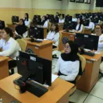 gambar berisi ribuan orang yang sedang melaksanakan ujian