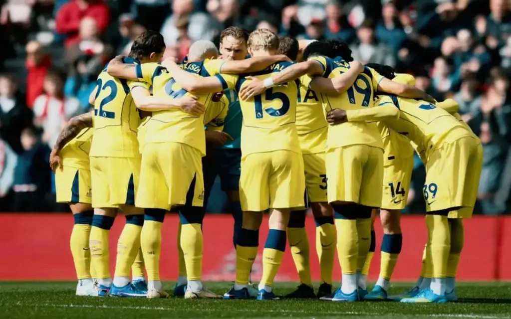 gambar berisi skuad tottenham yang sedang team talk sebelum laga