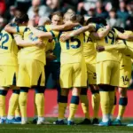 gambar berisi skuad tottenham yang sedang team talk sebelum laga