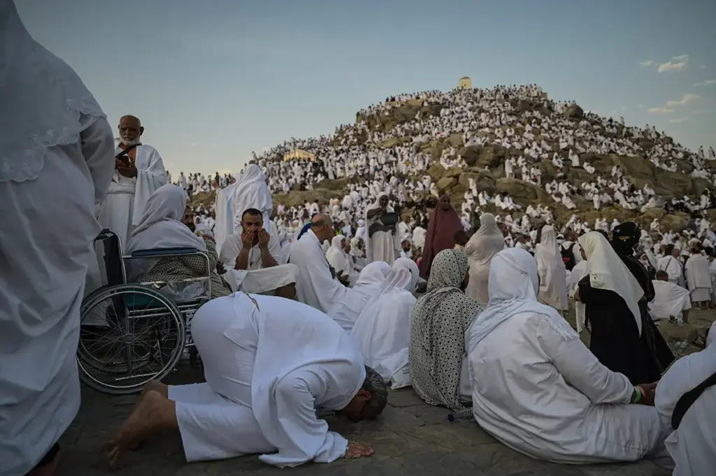 jamaah haji sedang melaksanakan wukuf di arafah