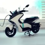 gambar berisi motor yamaha E01 yang sedang mengisi daya