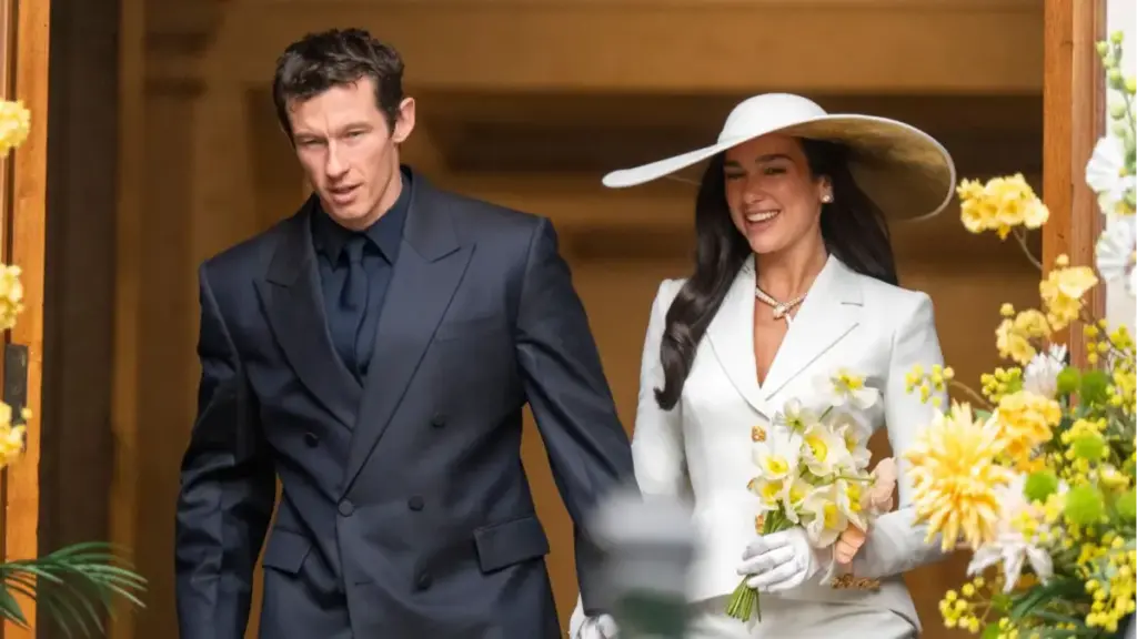 Potret Dua Lipa dan Callum Turner dalam acara pernikahannya