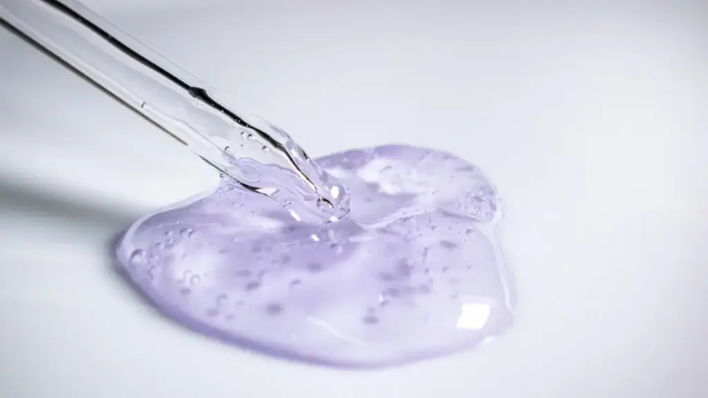 Potret pipet dengan cairan serum