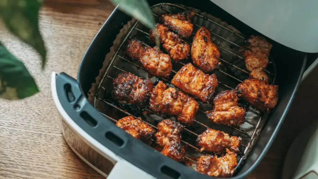 Potret keranjang air fryer berisikan daging