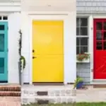 gambar beberapa pintu rumah dengan warna yang berbeda