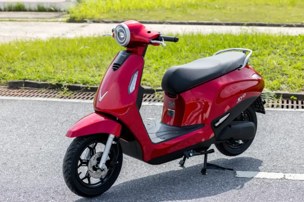 vinfast evo berwarna merah