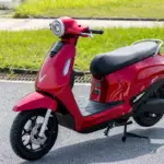vinfast evo berwarna merah