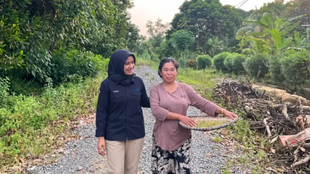 Fipi Novita Sari sebagai Account Officer (AO) PNM Mekaar