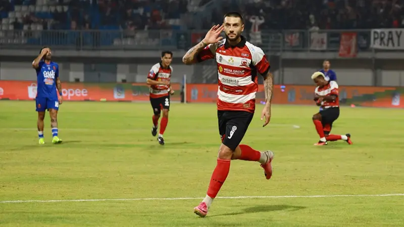 Madura United vs Persib Bandung