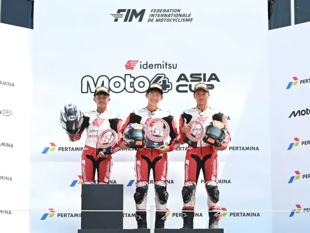 Naik podium