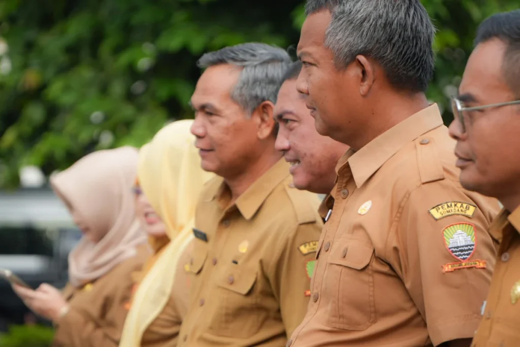 Dikdik Syeh Rizki saat memberikan arahan dalam apel pagi.